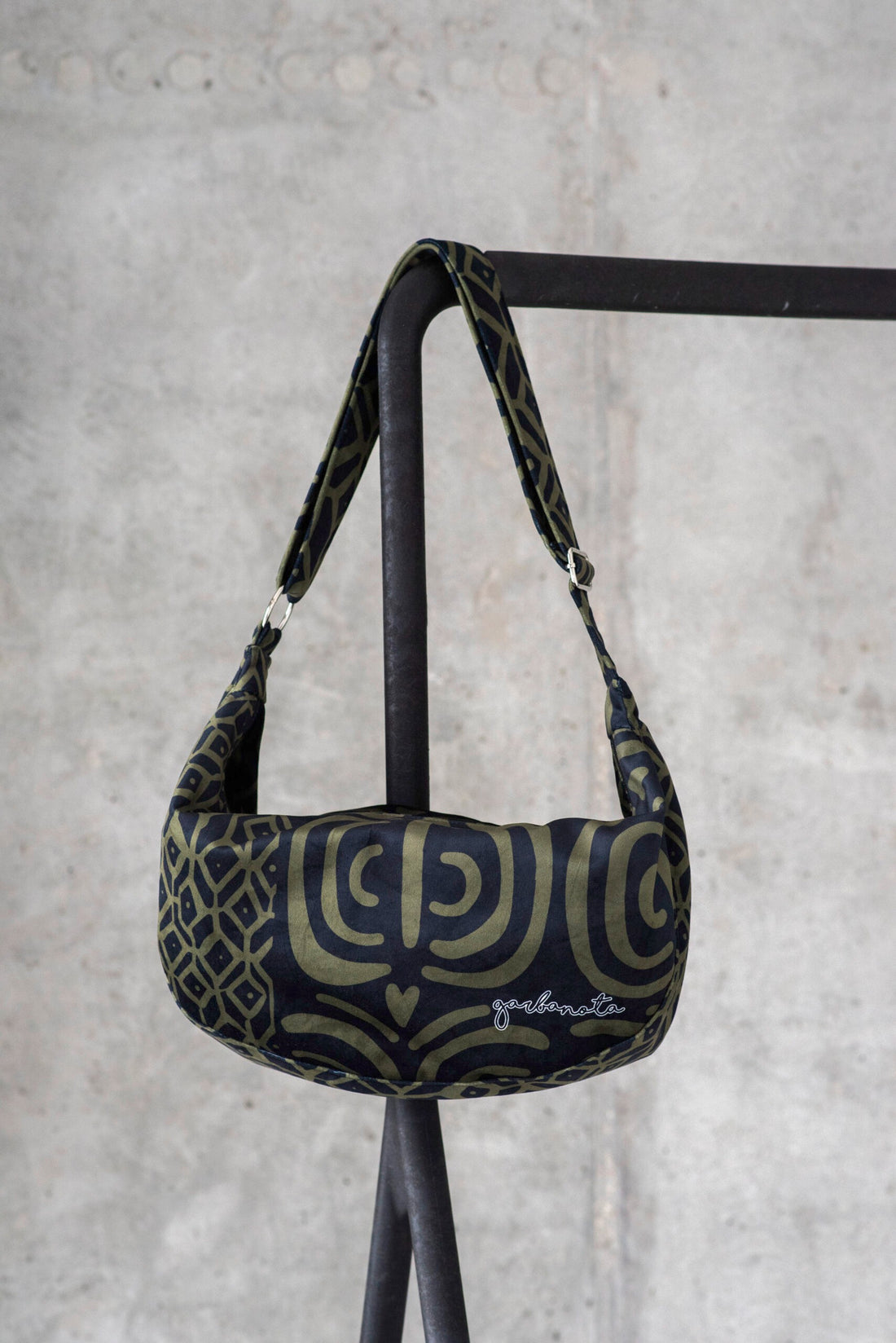 Hobo-Handtasche – Khaki-Muster – Detailansicht 5