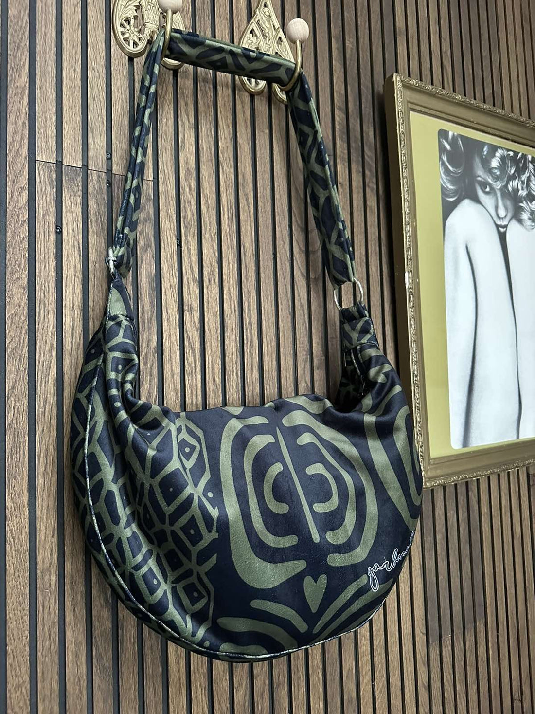 Hobo-Handtasche – Khaki-Muster – Detailansicht 1