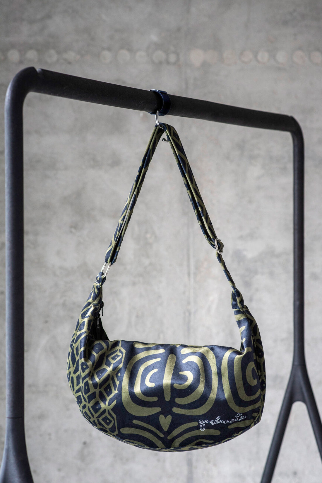 Hobo-Handtasche – Khaki-Muster – Detailansicht 3