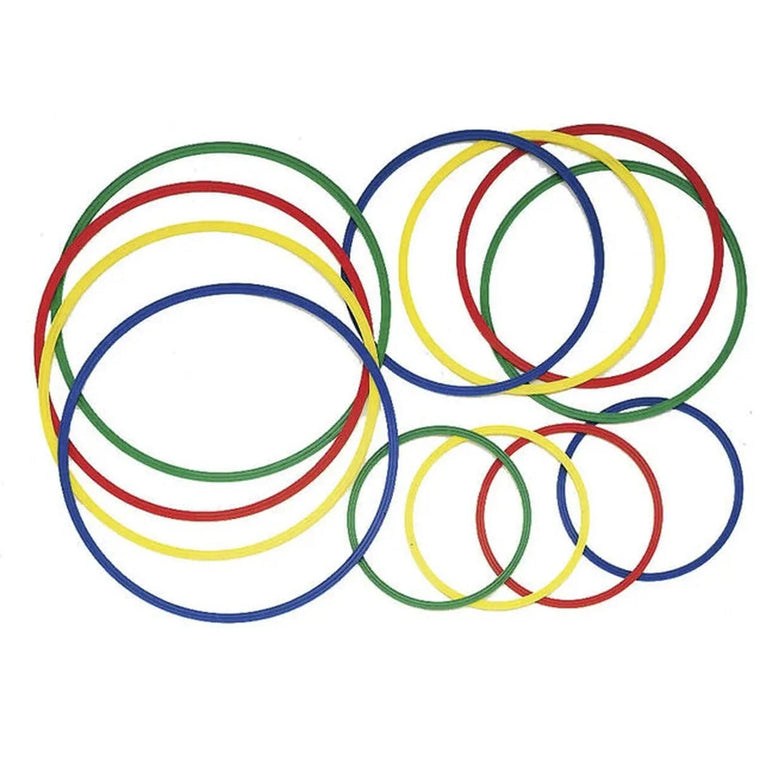 Mehrere ineinanderliegende Hula-Hoop-Reifen in verschiedenen Farben