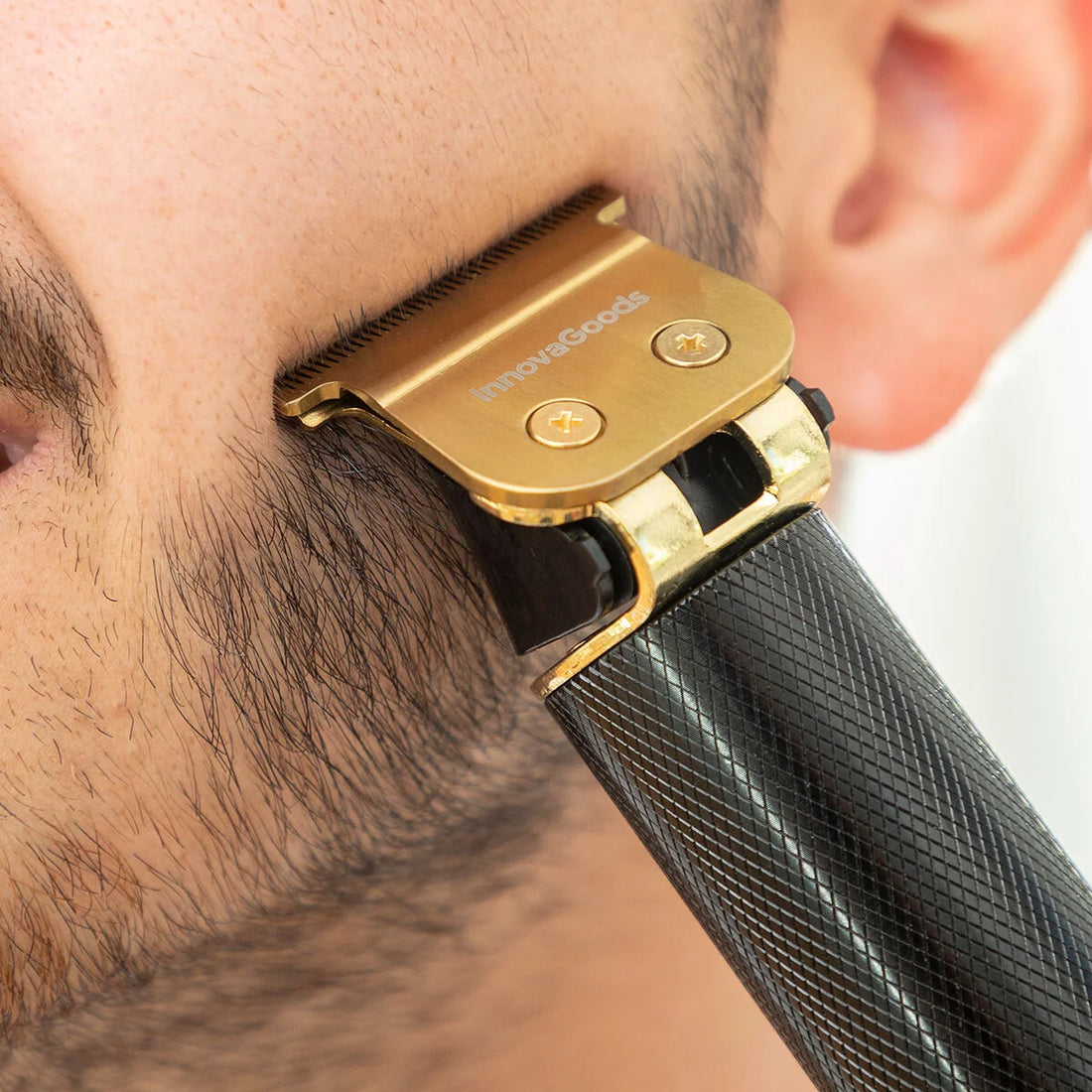 Wiederaufladbarer Profi-Haarschneider mit Zubehör Triher – Detailansicht 3