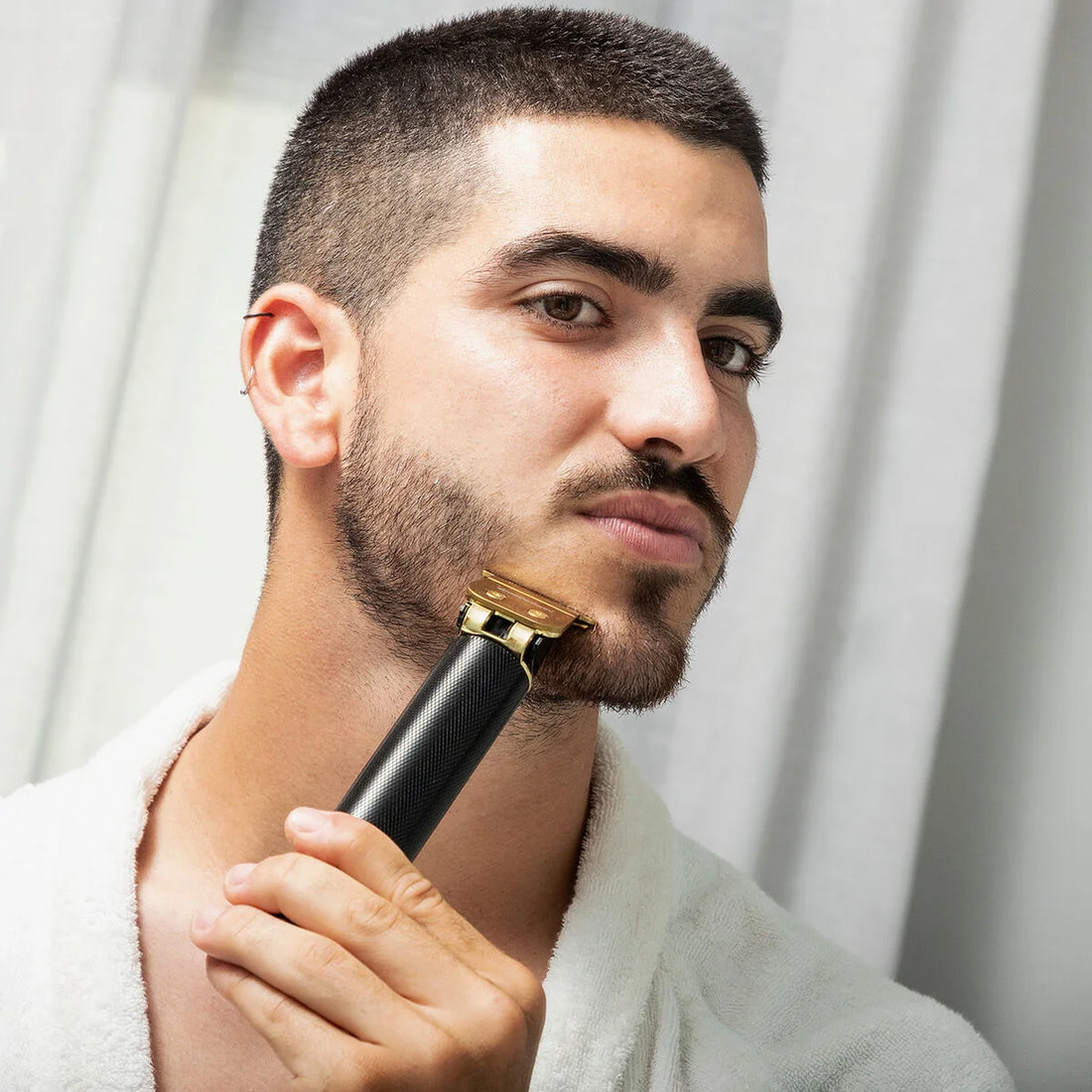 Wiederaufladbarer Profi-Haarschneider mit Zubehör Triher – Detailansicht 2