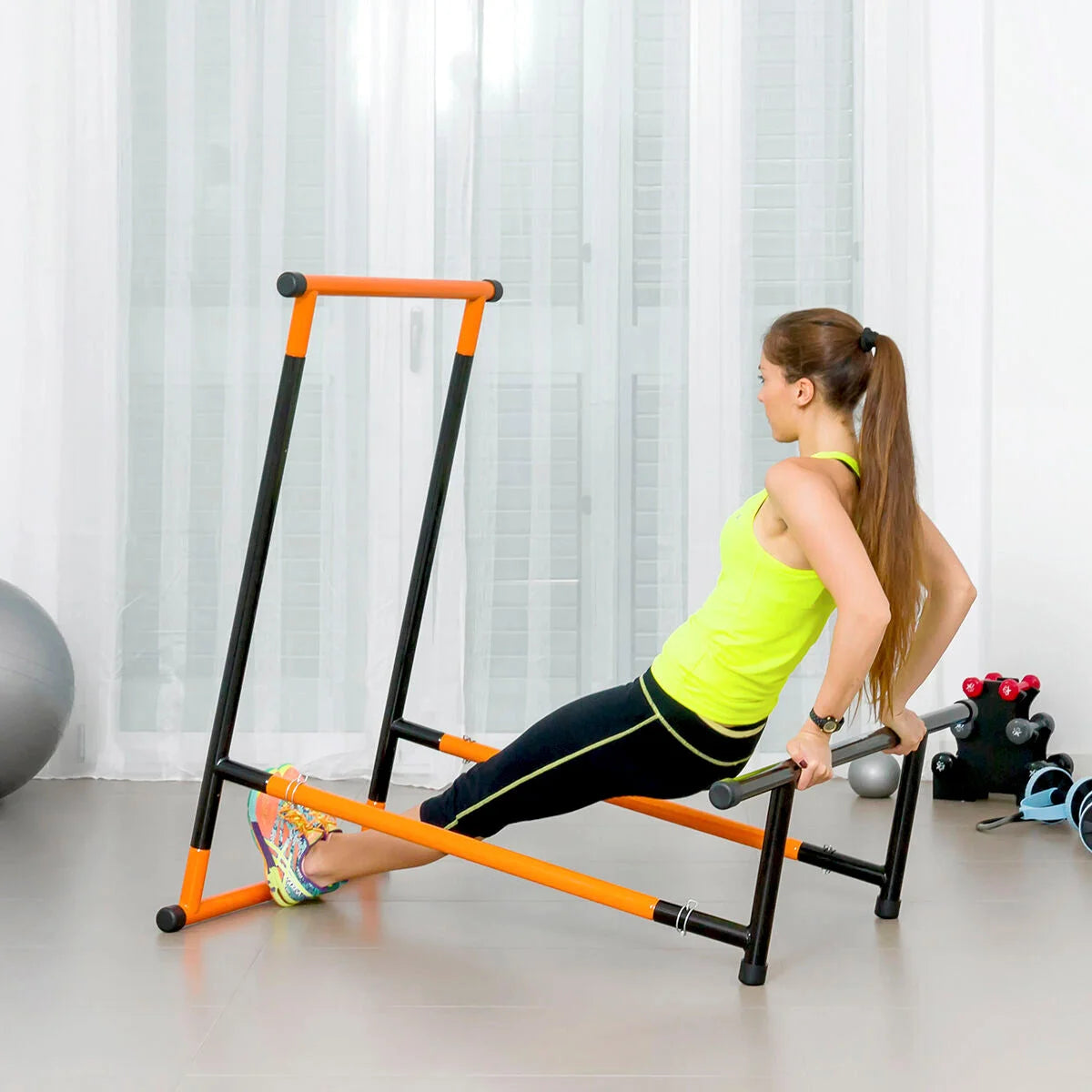 Klimmzug- und Fitnessstation mit Übungsanleitungen – Produktansicht 2
