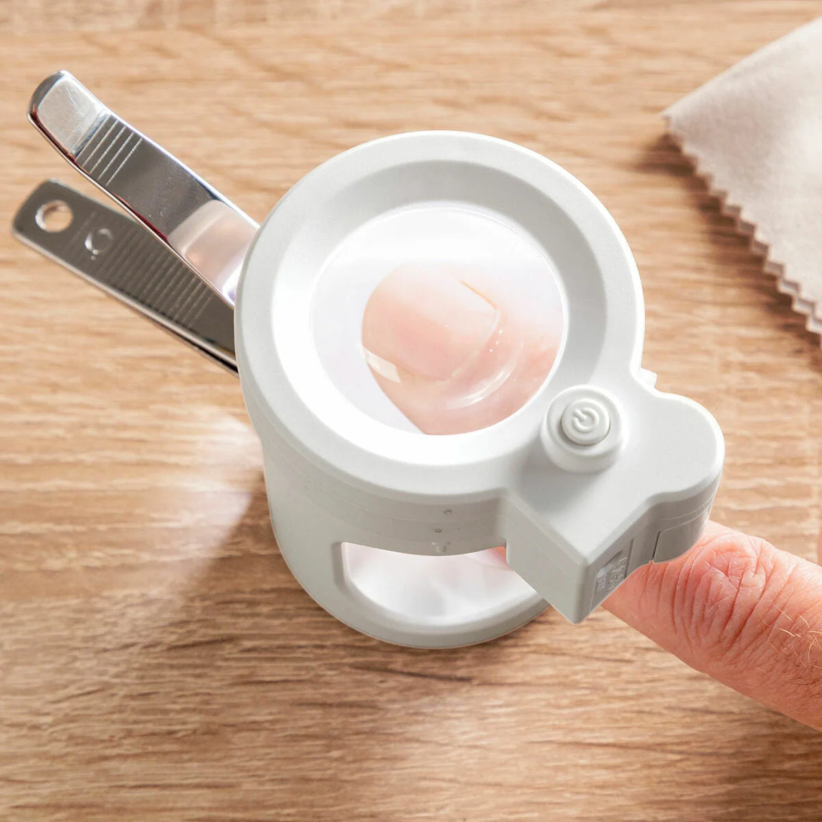 Nagelknipser Clail mit LED, Lupe und Feile – Produktansicht 2