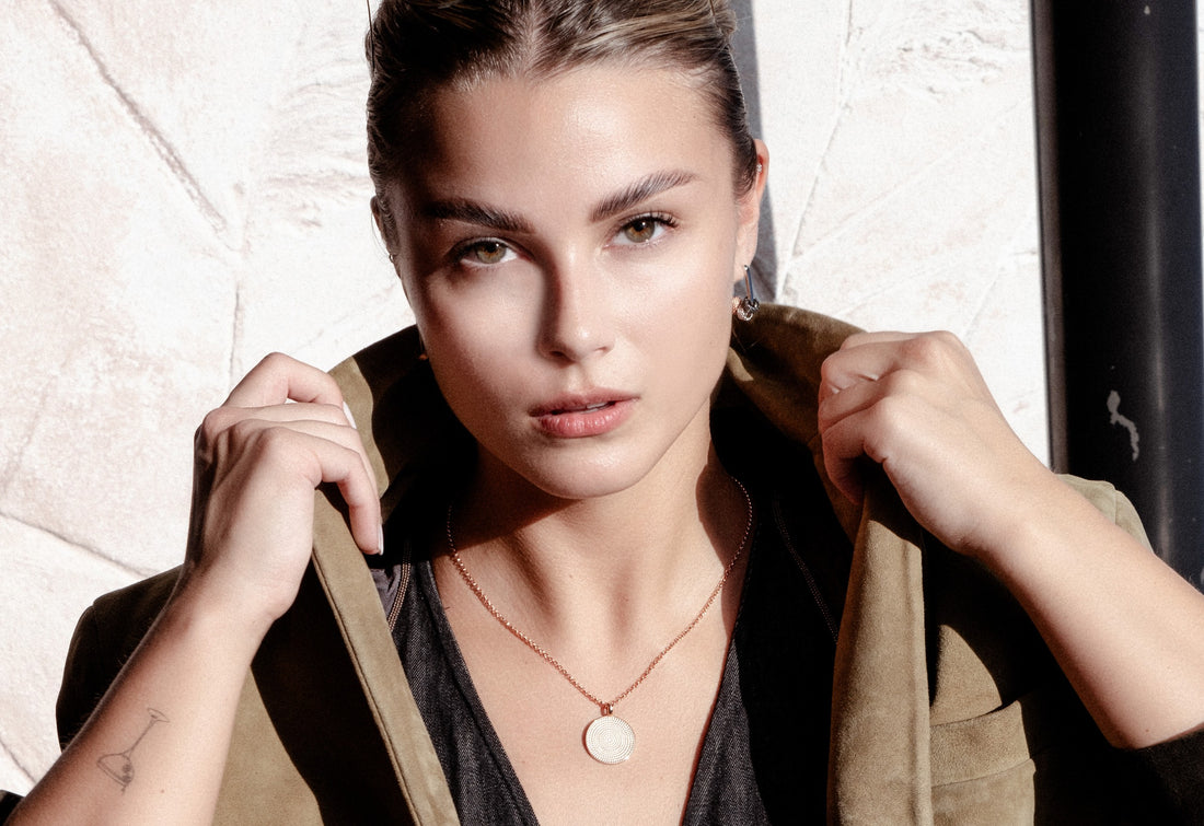 Metropolitan Hoops Rolling Charm Ohrringe – Detailansicht 1