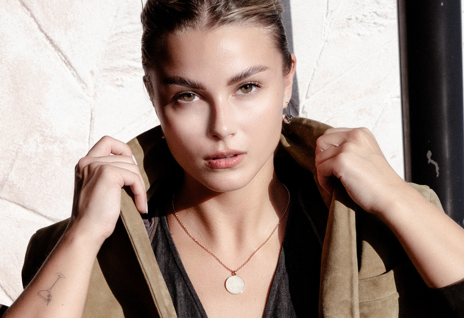 Metropolitan Hoops Rolling Charm Ohrringe – Produktansicht 3