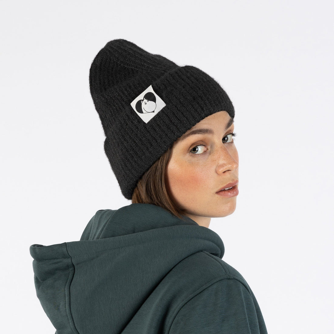Grobstrick – Beanie Moomintroll Fluffy – Schwarz – Detailansicht 2
