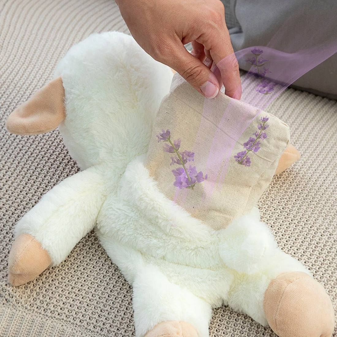 Plüschschaf mit Wärme- und Kältewirkung Wooly – Detailansicht 1