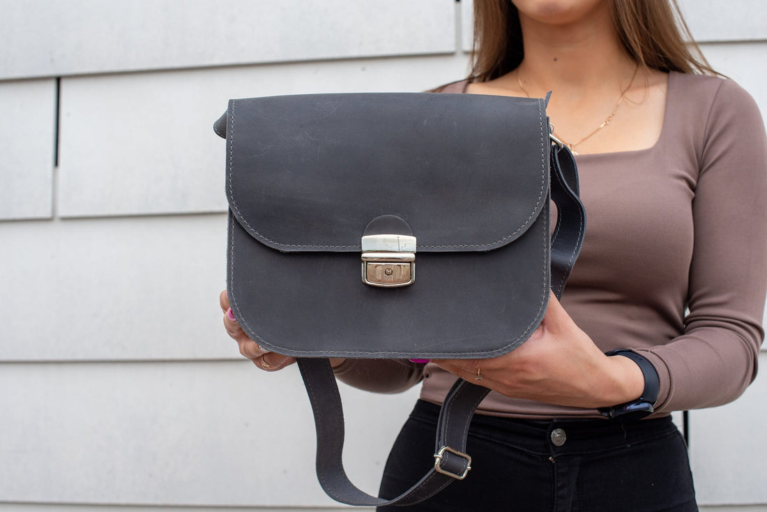 Große Satteltasche aus Naturleder – Grau – Detailansicht 2