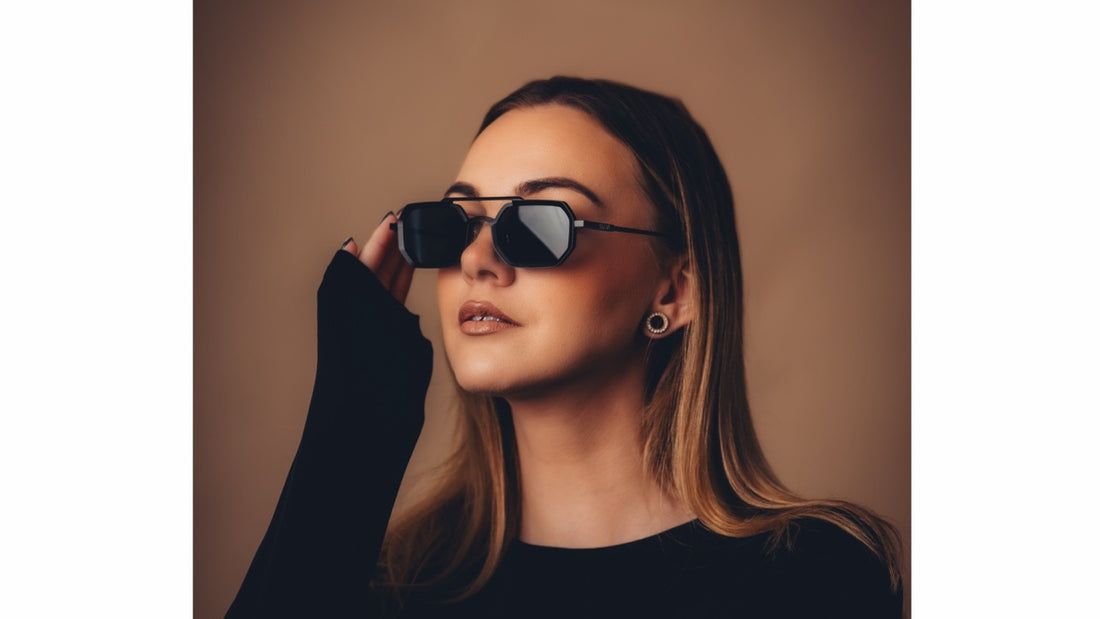 Sonnenbrille SU.VI 55036 Mattschwarz mit grauen Gläsern – Detailansicht 1