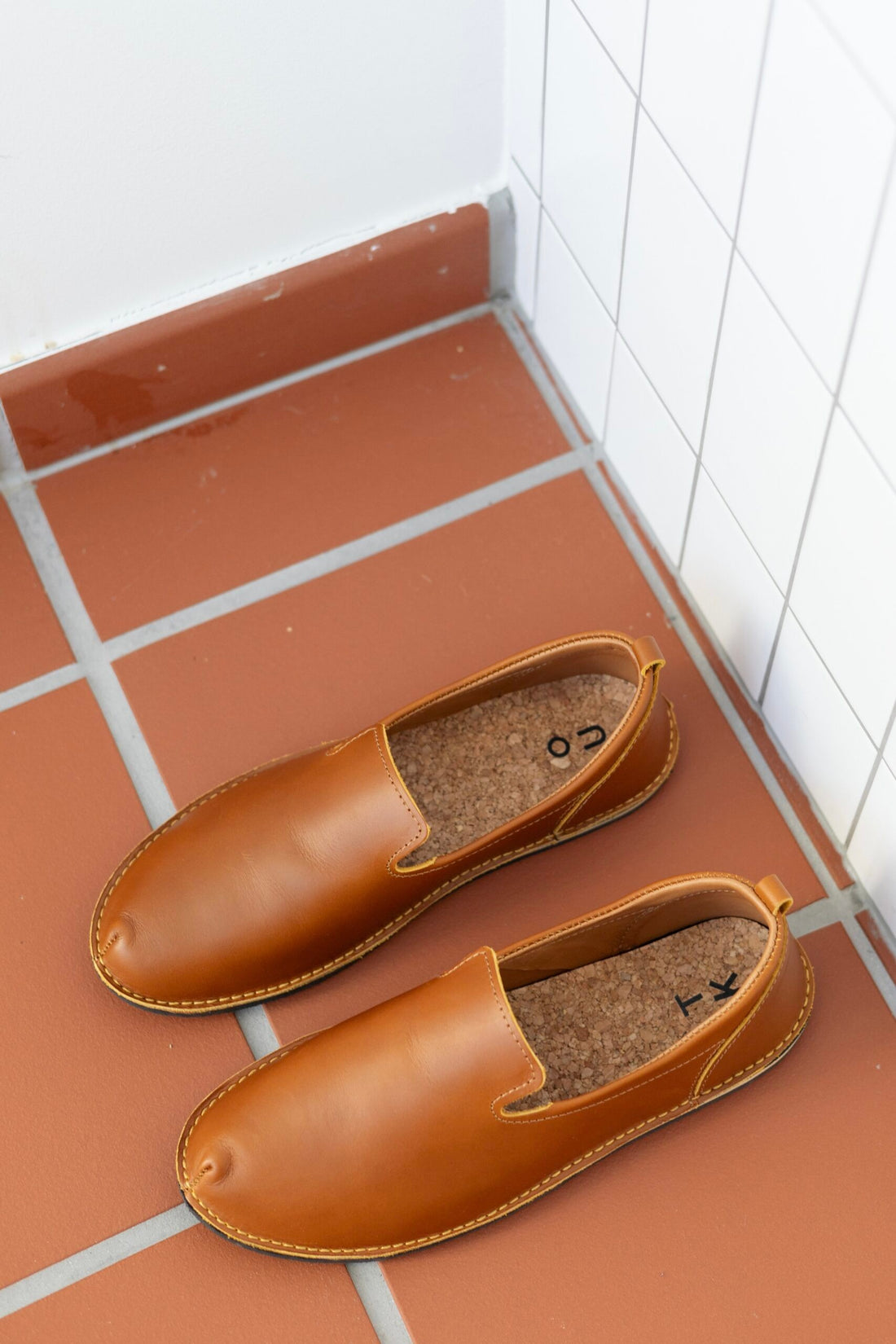 TOKU London Classic Schuhe – Ocker – Detailansicht 2