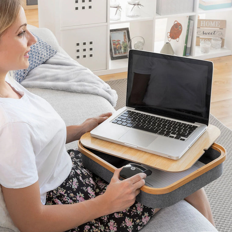Larage Laptop-Unterlage mit Laptop auf dem Sofa