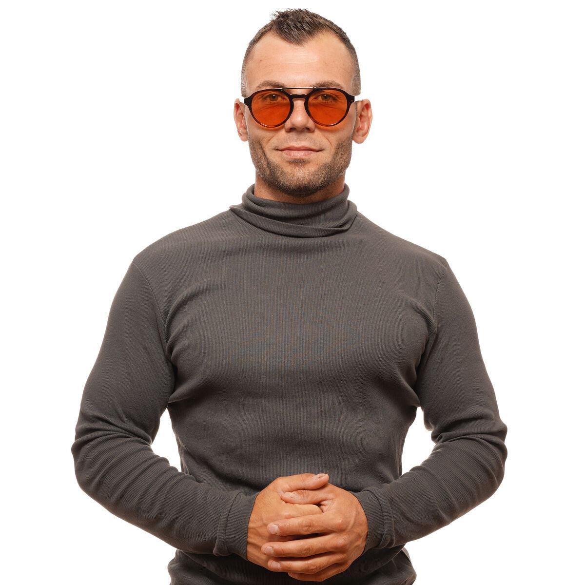 Man mit orange Sonnenbrille und grauem Rollkragen, Web Eyewear Herrensonnenbrille stilvoll