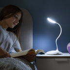 Weiße gooseneck Tischlampe von Lum2Go, wiederaufladbare Touch-LED für modernes Innenlicht